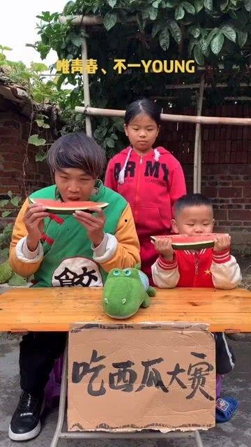 吃瓜的误会搞笑视频,吃瓜群众笑翻全场！