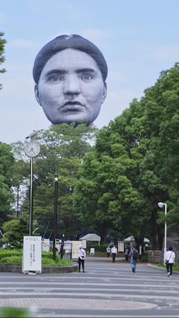 东京上空巨大人头吃瓜视频,空中奇景引发热议