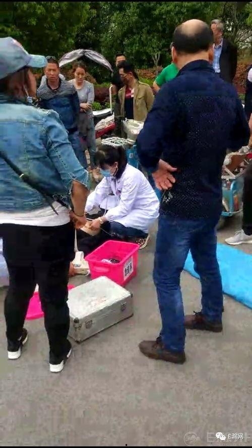 云南大妈吃瓜现场图片视频,欢乐氛围感染众人