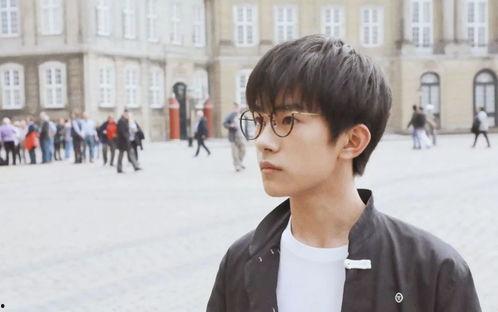 易烊千玺导演吃瓜视频,吃瓜视频揭秘美食与导演的碰撞