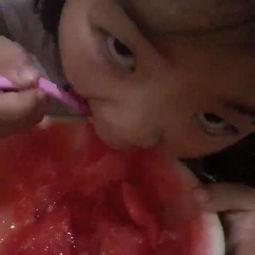 吃瓜视频儿童女孩公主,萌娃公主的甜蜜日常